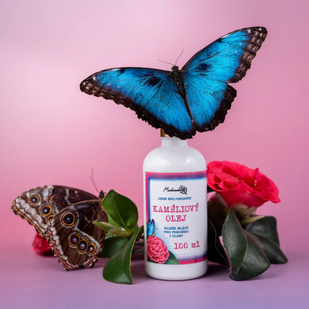 Organic mint essential oil for diffusers (10 ml) from Medarek placed in front of a wooden aroma diffuser being filled